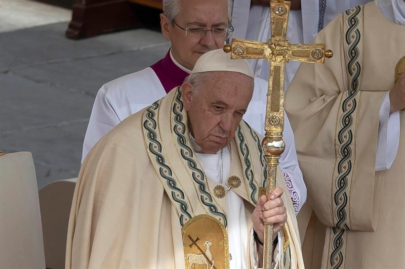 El Papa Francisco sostiene una cruz durante una ceremonia religiosa.