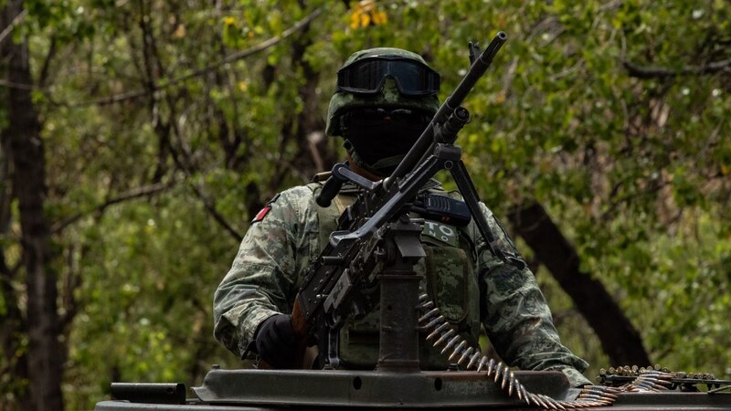 Soldado mexicano con ametralladora
