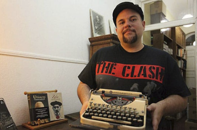 El escritor argentino Pablo Ramos con su máquina de escribir.