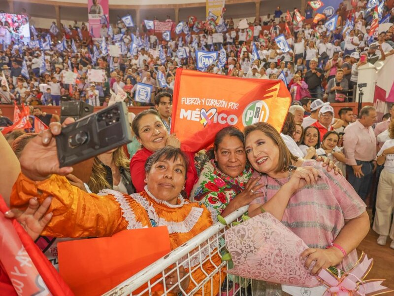 Mujeres indígenas con AMLO