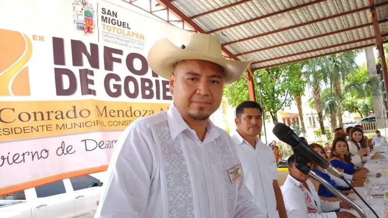 El presidente municipal de San Miguel Totolapan, Conrado Mendoza, informa sobre el gobierno