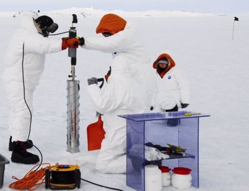 Científicos perforando el hielo en la Antártida