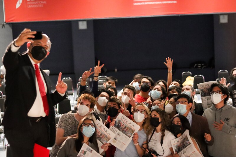 Un político se toma una foto con estudiantes universitarios