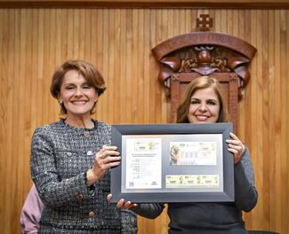 Develan estampilla postal por los 100 años de la Refundación de la UdeG