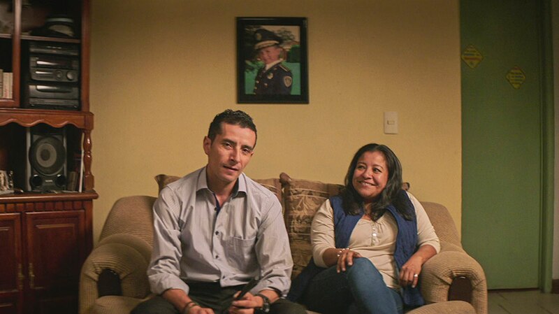 Pareja sentada en un sofá