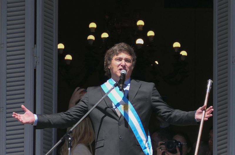 El presidente Alberto Fernández saluda a la multitud desde el balcón de la Casa Rosada