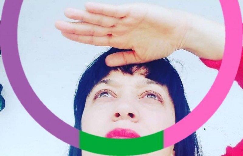 Mujer mirando al cielo
