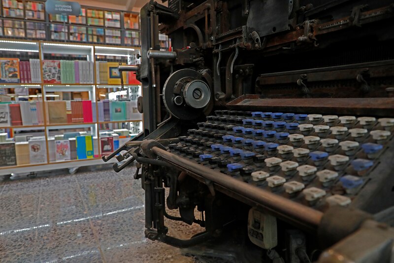 Antigua máquina de escribir en una biblioteca