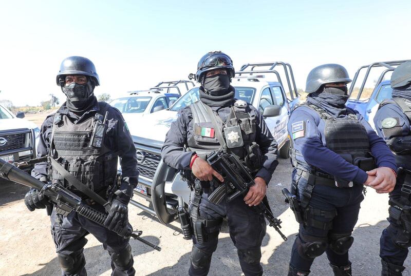 Policías mexicanos fuertemente armados