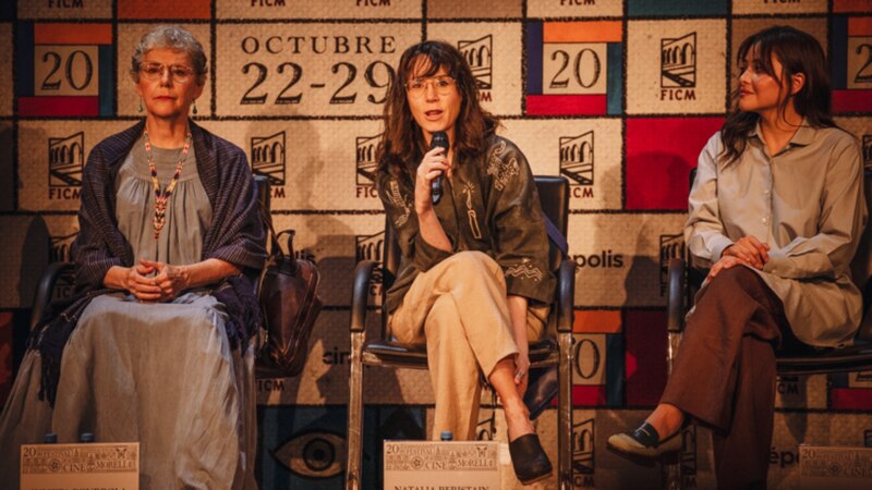 Actrices en una conferencia de prensa