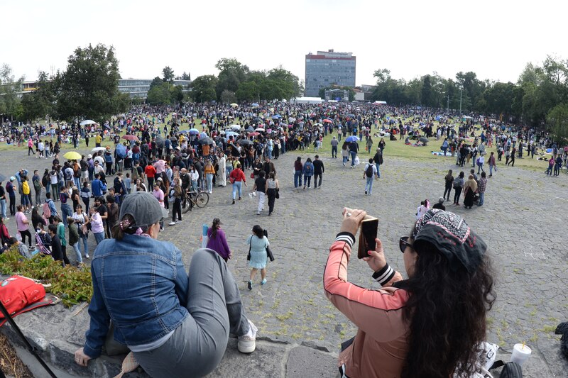 Multitud de personas en un parque