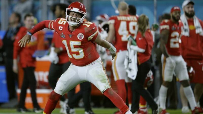El jugador de fútbol americano Patrick Mahomes celebra la victoria de su equipo en la Super Bowl.