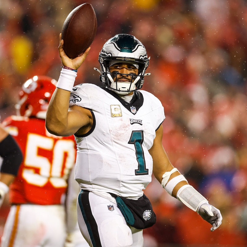 El mariscal de campo de los Eagles, Jalen Hurts, lanza un pase durante el partido contra los Chiefs.