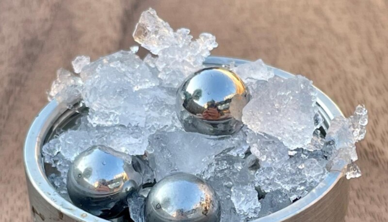 Bolas de metal en hielo