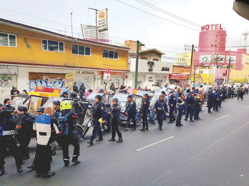 Enfrentamiento entre policías y manifestantes en la Ciudad de México