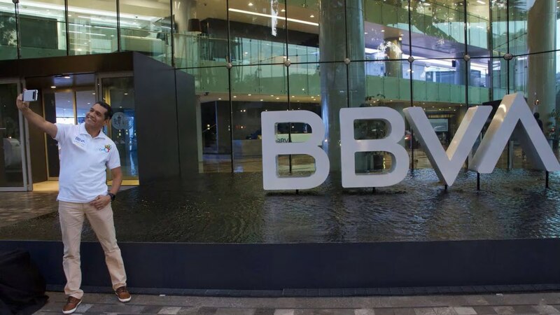 El presidente de BBVA Bancomer, Luis Robles Miaja, se toma una selfie frente a la sede del banco en la Ciudad de México.