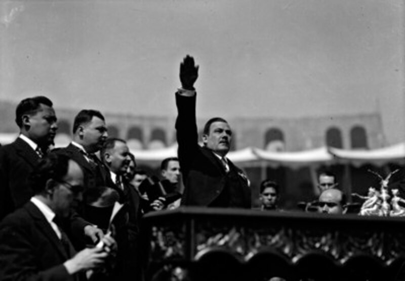 Benito Mussolini dando un discurso