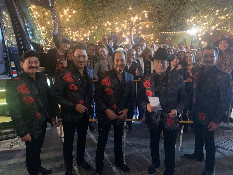 Banda el Recodo cantando en vivo