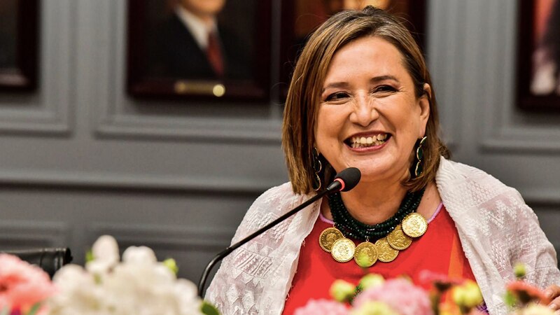 La presidenta de Chile, Michelle Bachelet, sonríe durante una conferencia de prensa.