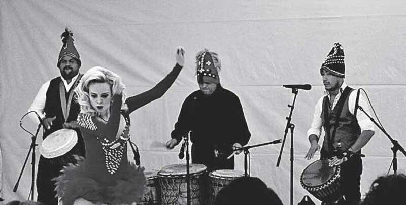 Mujeres tocando tambores
