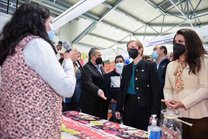 La alcaldesa de Barcelona, Ada Colau, visita una feria de Navidad