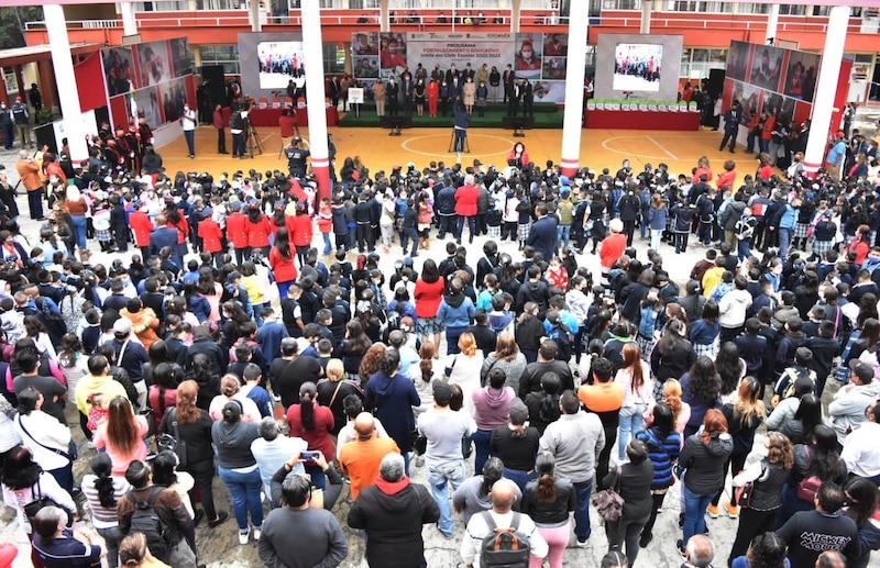 Entrega de reconocimientos a alumnos de la escuela primaria "Ignacio Zaragoza"