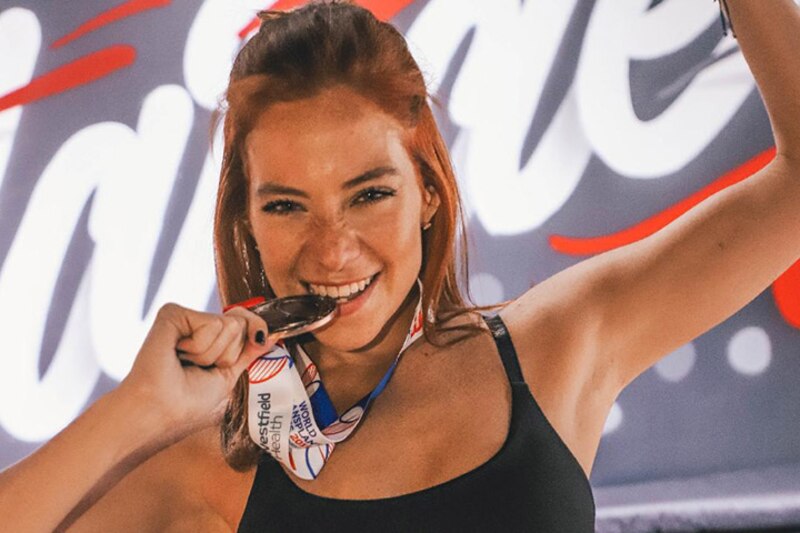 Joven deportista celebra su victoria