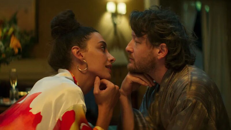 Una pareja se mira a los ojos con amor.