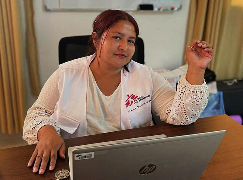Mujer indígena usando una computadora portátil