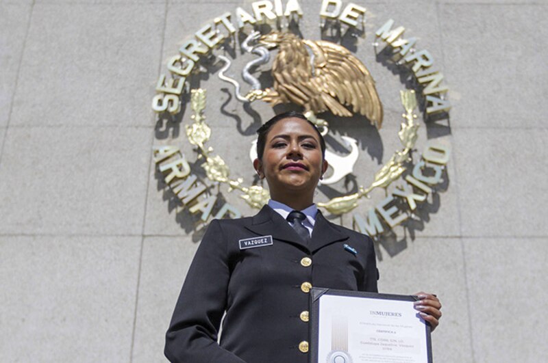 La Secretaria de Marina, Almirante Verónica Vázquez, recibe un reconocimiento por su destacada trayectoria.