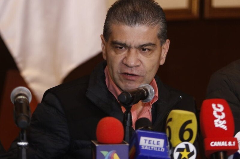 El líder de la oposición, Gustavo Petro, da una conferencia de prensa.