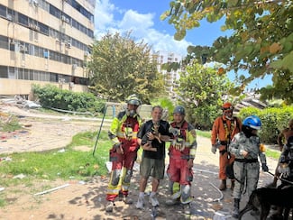 “Sarita” vuelve a la vida: rescatistas mexicanos encuentran con vida a una perrita entre los escombros en Venezuela