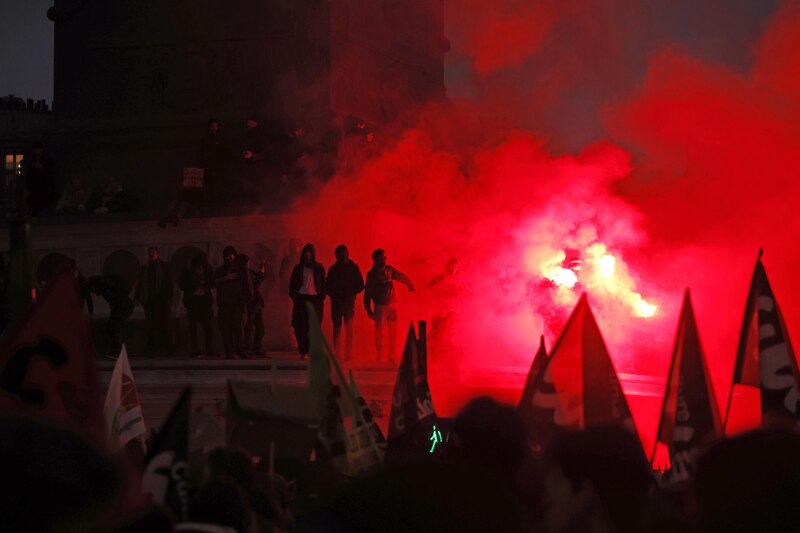 Protesta con bengalas en la noche