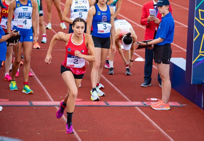Atletas en la pista de atletismo