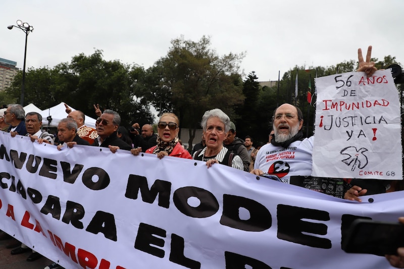 Marcha en México por el 56 aniversario de la matanza de Tlatelolco