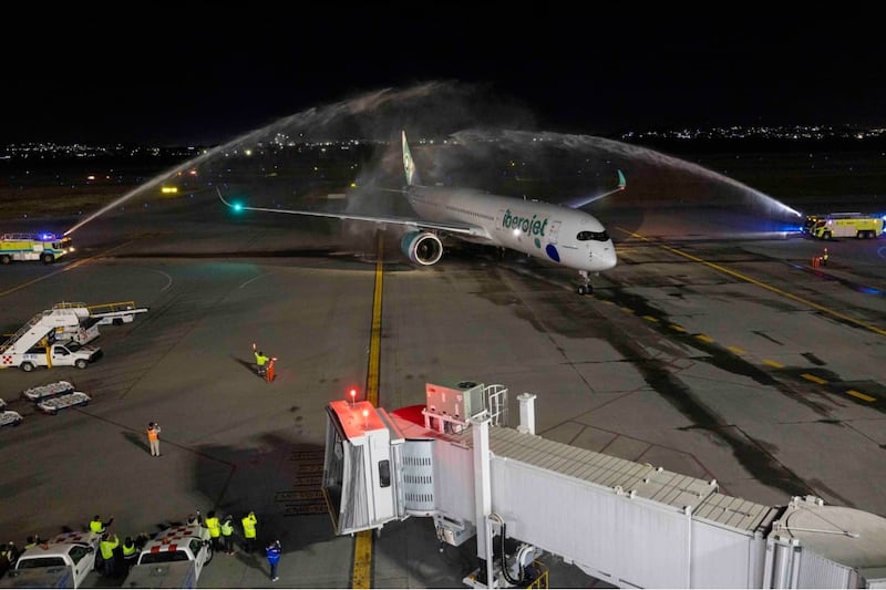 Primer vuelo de la ruta Querétaro-Madrid El Aeropuerto Intercontinental de Querétaro recibió el primer vuelo directo desde España