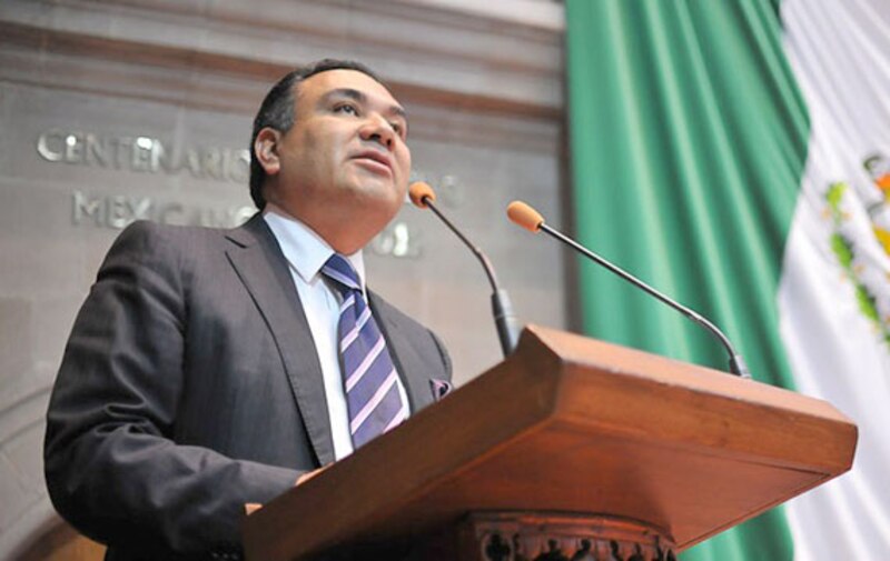 Diputado mexicano da un discurso en el podio
