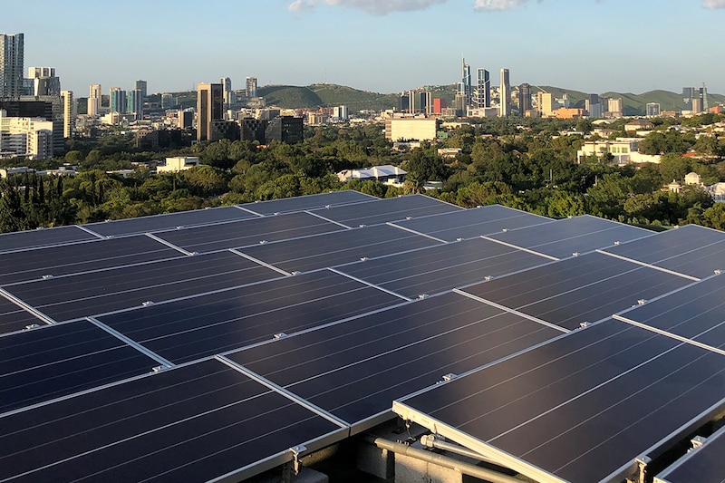 Paneles solares en el techo de un edificio