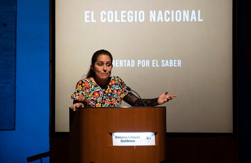 Ximena Chavez dando un discurso en El Colegio Nacional
