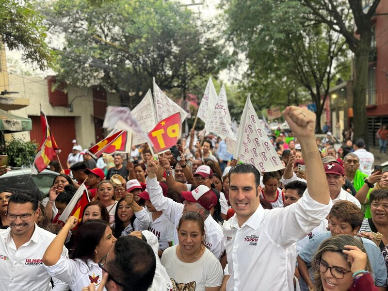El candidato a la gubernatura de Guerrero, Mario Moreno Arcos, encabeza una marcha en Chilpancingo