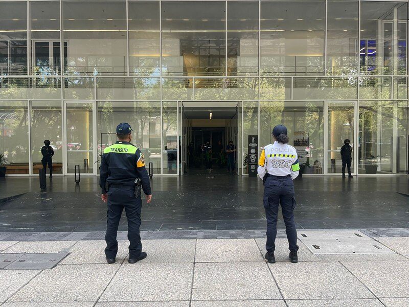 Policías resguardan la entrada de un edificio