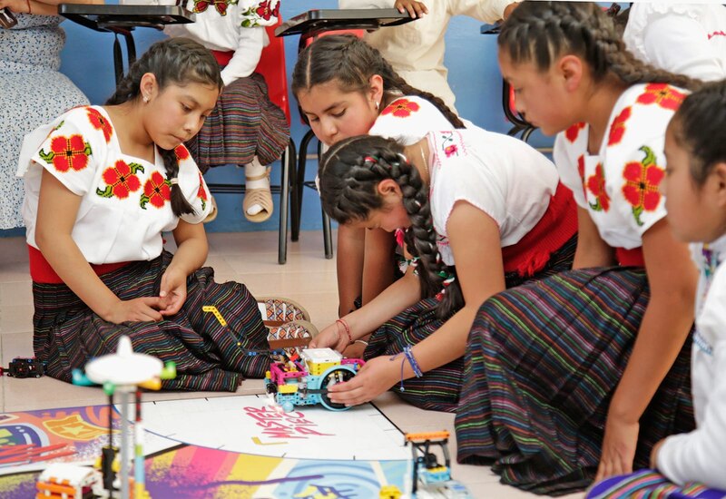 Niñas indígenas aprenden robótica en un taller.