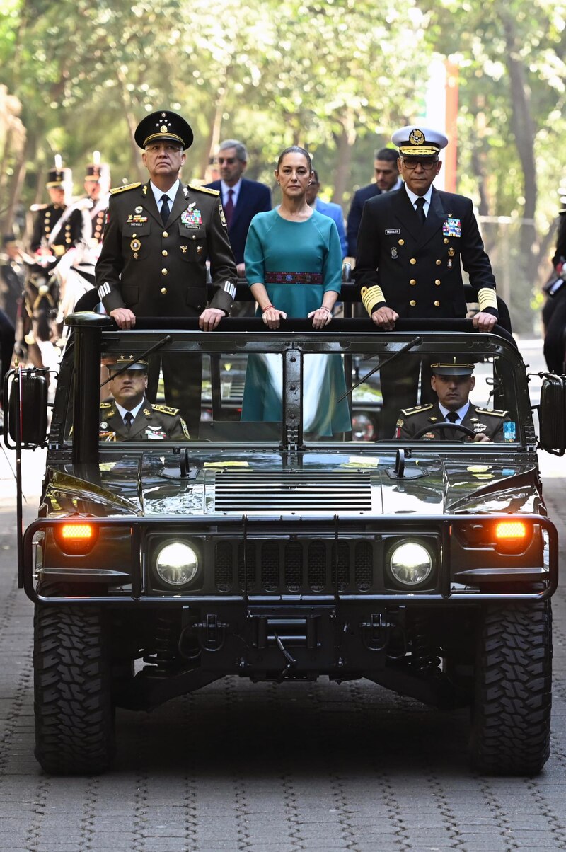 Los secretarios de la Defensa y Marina, general Ricardo Trevilla y almirante Raymundo Pedro Morales, respectivamente, acompañan a la presidenta Sheinbaum Pardo, en la conmemoración del 112 Aniversario de la Marcha de la Lealtad