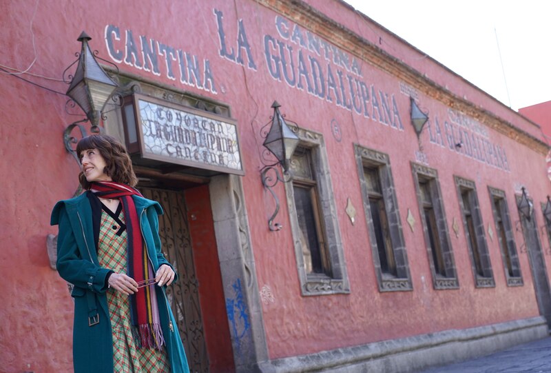 Mujer en la puerta de una cantina