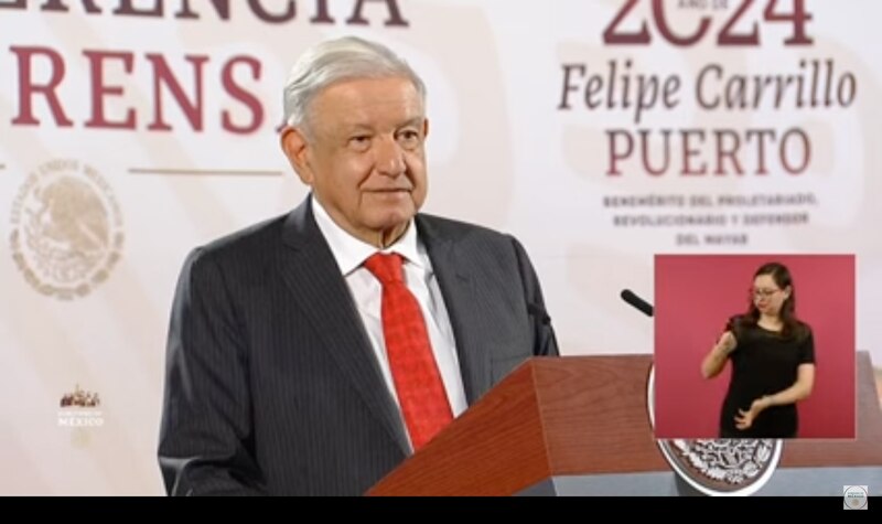 El presidente López Obrador habla en una conferencia de prensa.