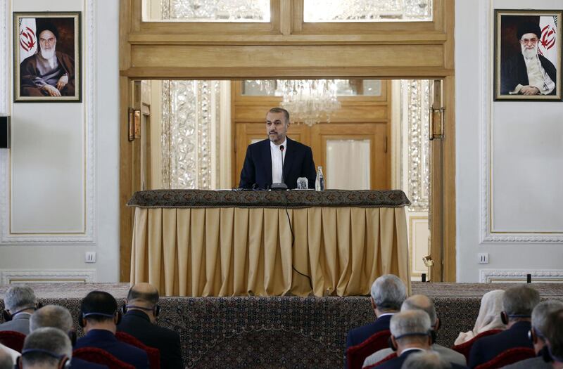 El presidente iraní, Ebrahim Raisi, pronuncia un discurso ante el parlamento