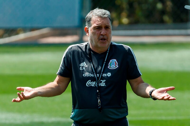 El entrenador de la selección mexicana de fútbol, Gerardo Martino, da instrucciones a sus jugadores durante un entrenamiento.