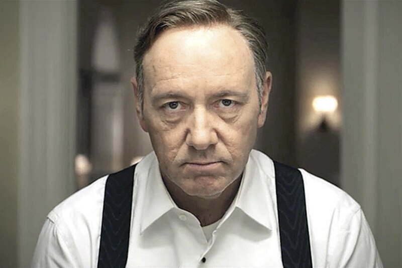 Kevin Spacey mirando fijamente