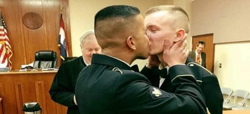 Una pareja de soldados se casa en una ceremonia militar.