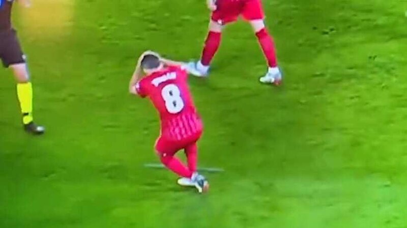 ¡Increíble! Jugador de fútbol se lesiona solo